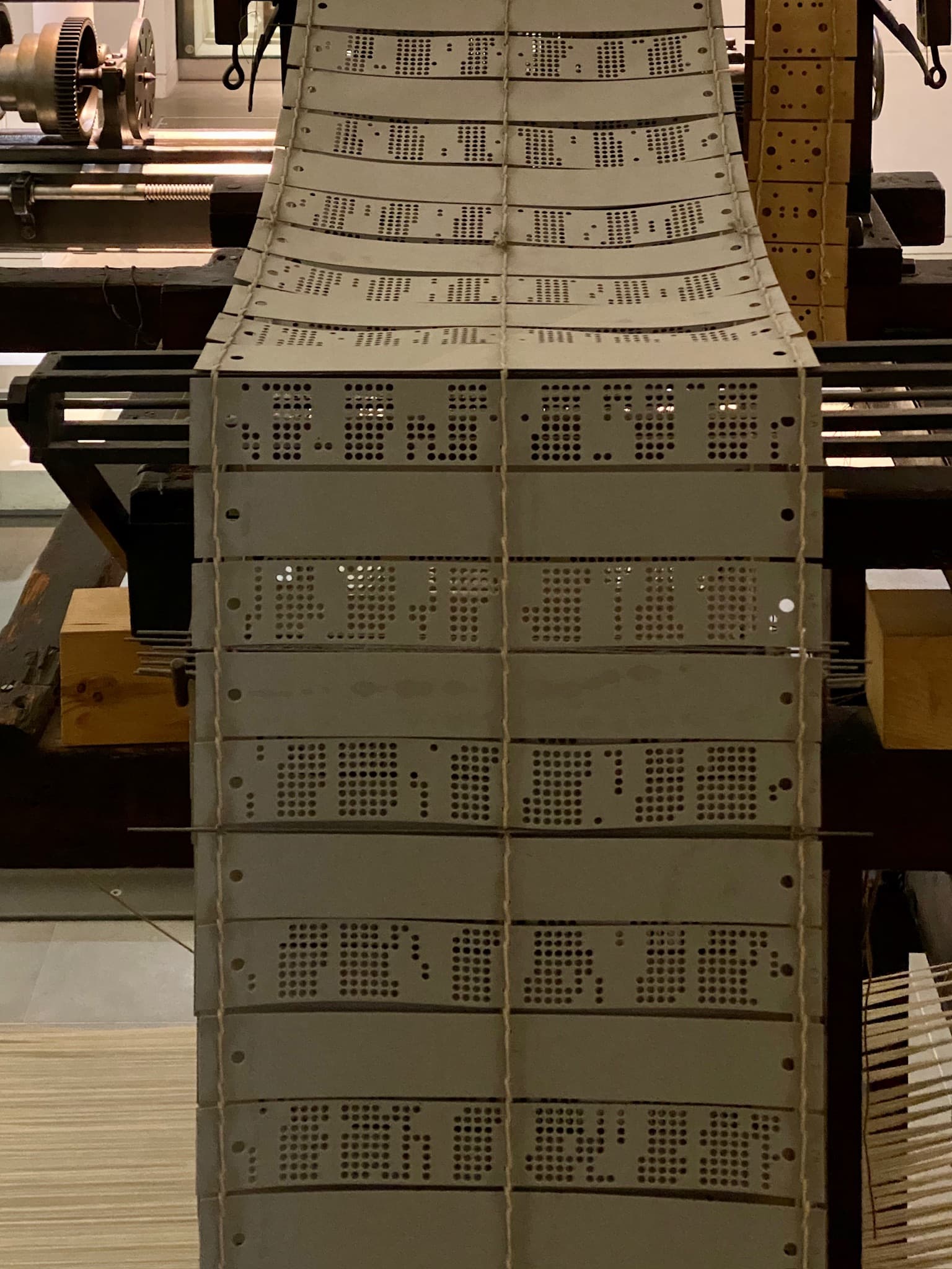 Cartes perforées utilisées par un métier à tisser Jacquard