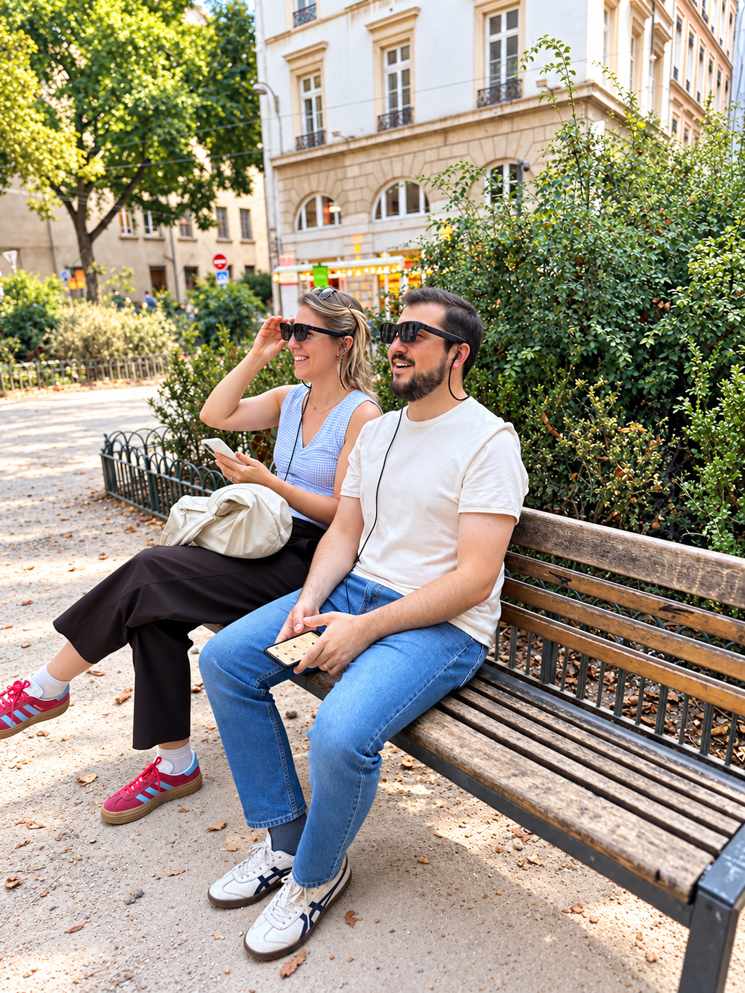 Un couple découvre Lyon avec des lunettes de réalité augmentée